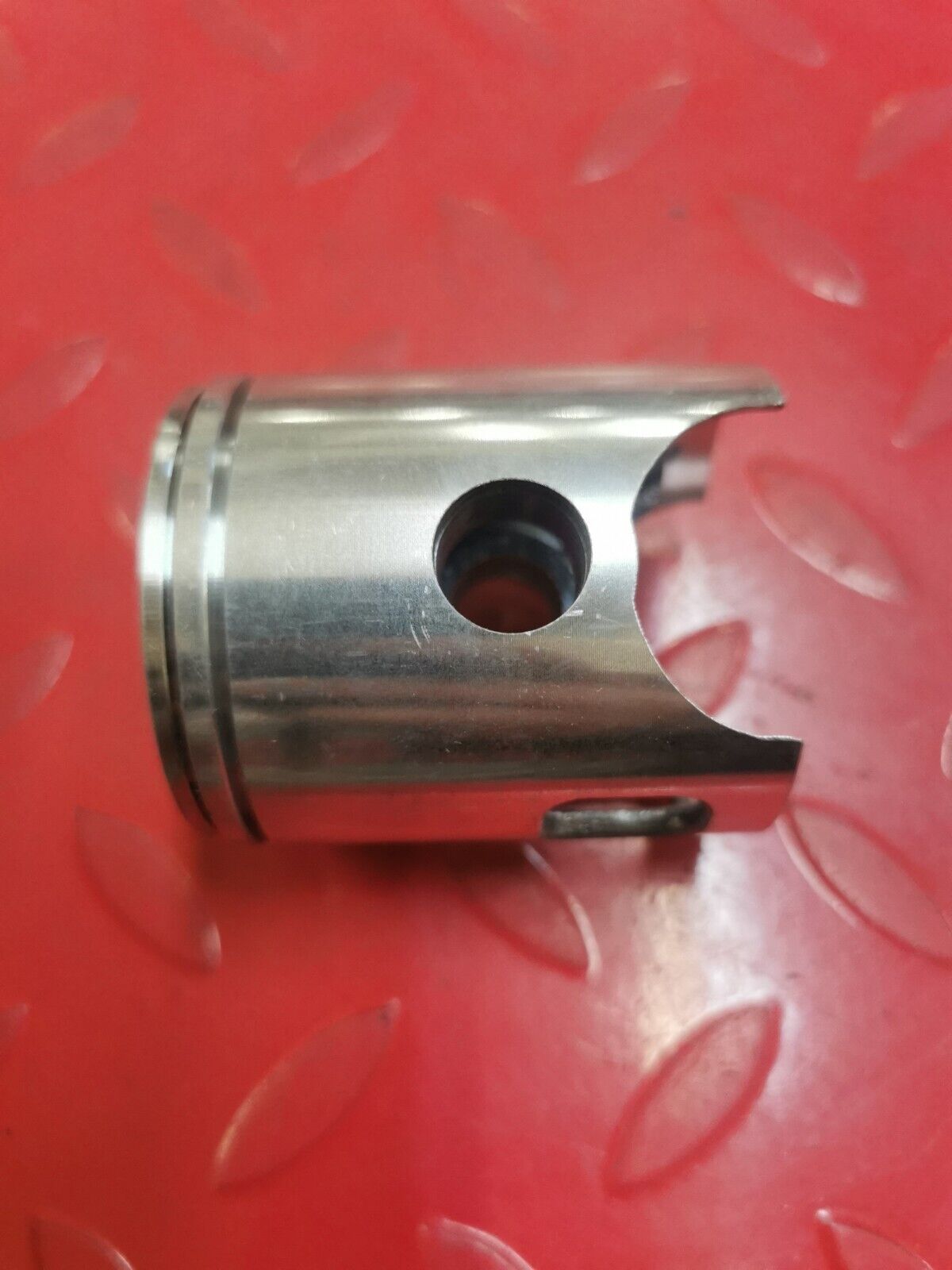 NOS Yamaha DT100A DT100B PISTON  STD 437-11631-01-97  Y34