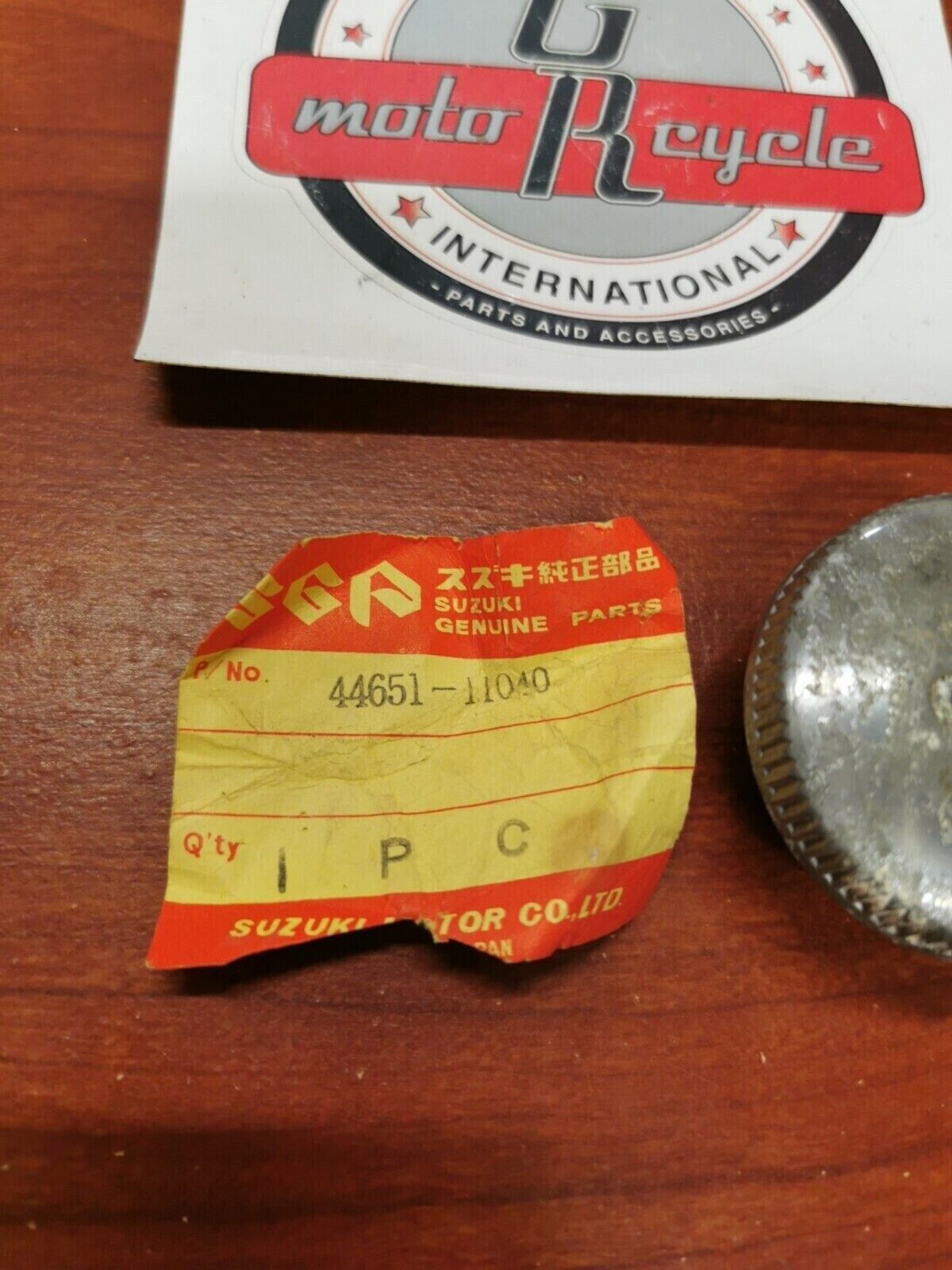 NOS Suzuki T500 T20 TC250 TC120 T125 OIL TANK CAP 44651-11040 S18