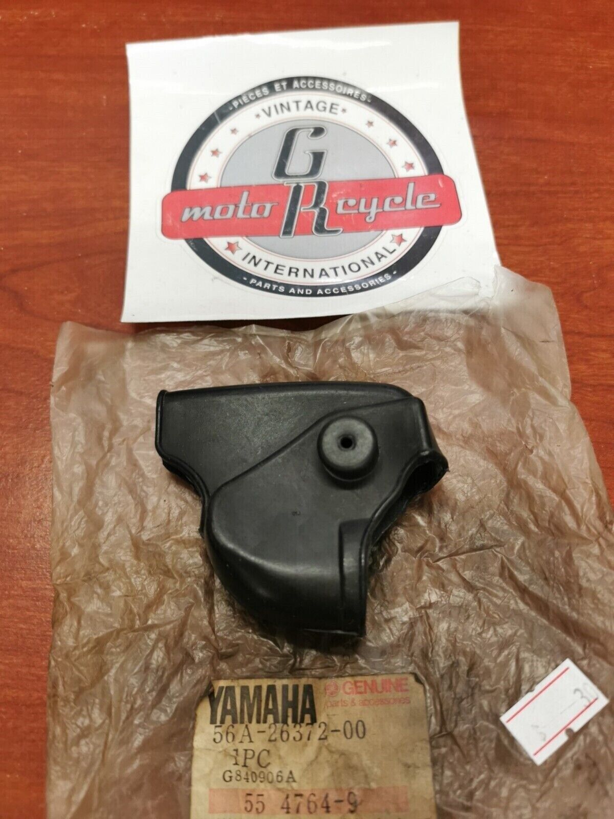 NOS Yamaha HANDLE LEVER COVER 56A-26372-00-00 SUB. 56A-26372-01-00 Y91