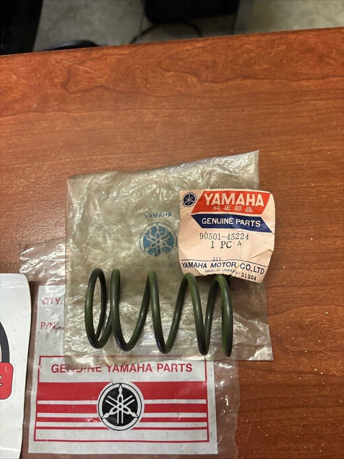 NOS Yamaha 1974 GP246 COMPRESSION SPRING 90501-45224-00 Y178