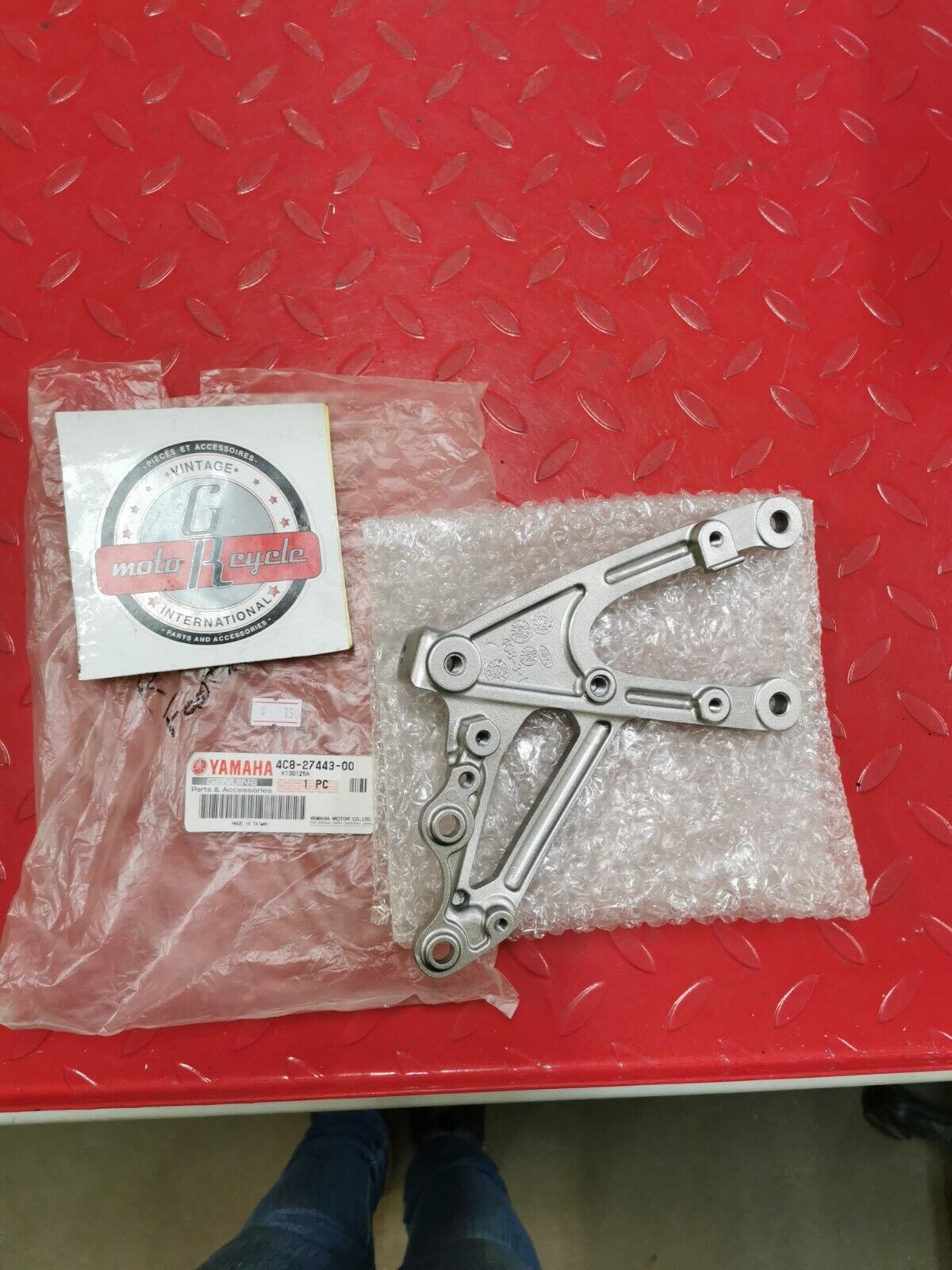 NOS YAMAHA 2007 - 2008 YZFR1 FOOTREST BRACKET 4C8-27443-00-00 Y41