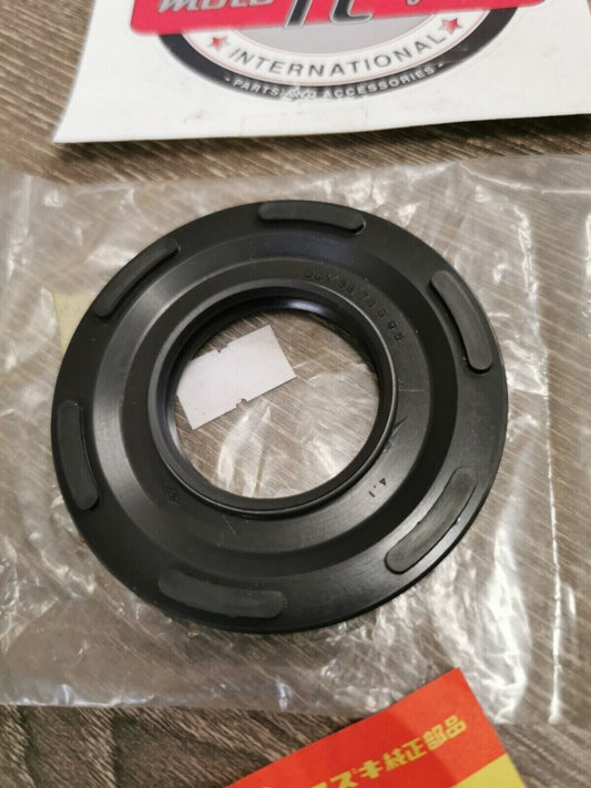 NOS SUZUKI GT750 1972 - 1977 CENTER CRANK OIL SEAL 09289-38001 S24