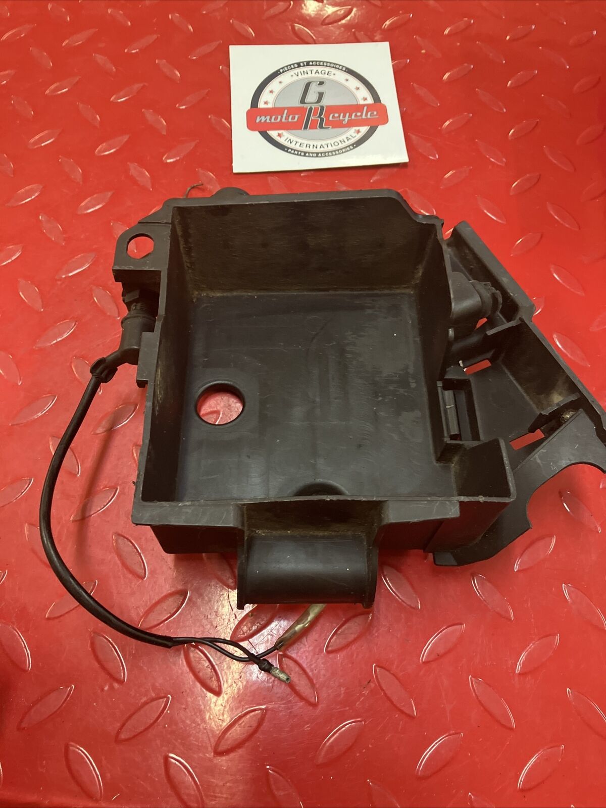 Yamaha XV500 1983 Virago 500 side cover battery tool box holder mounting case