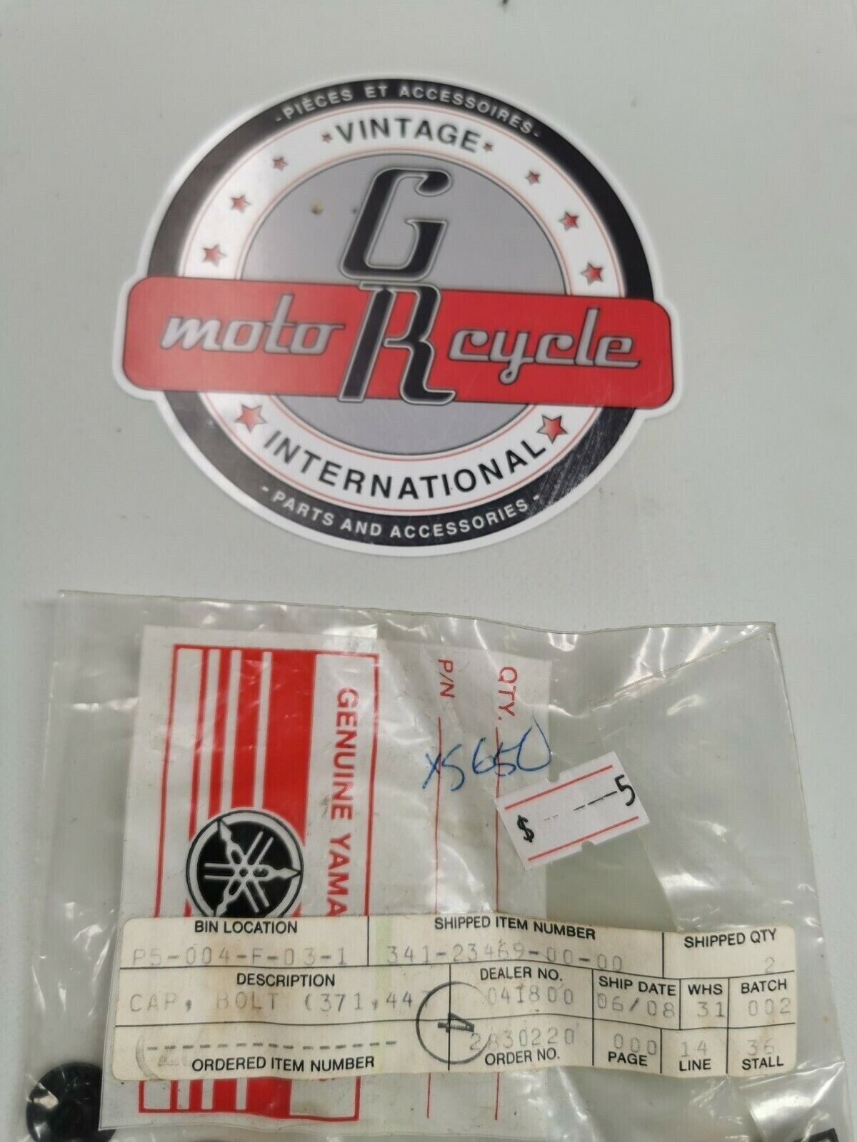 NOS Yamaha BOLT CAP 341-23469-00-00 Y1