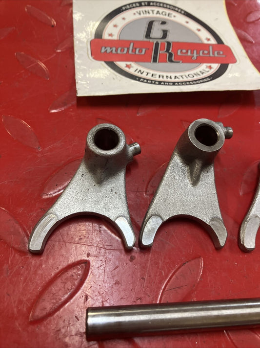 Suzuki RM125 1980 transmission gearshift gear shift fork shaft 25211-41301