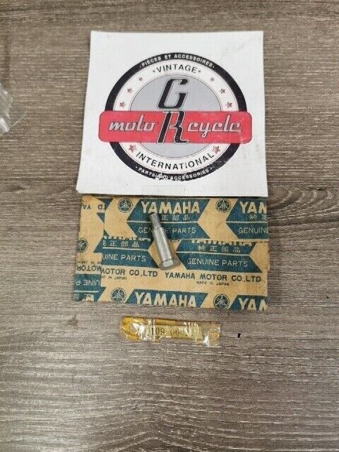 NOS YAMAHA DT360A DT250A JT2MX XT500F DT3 DT2 RD400F BOLT 90109-06022-00 Y158