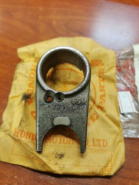 NOS Honda ATC70 C50 C70 C90 RIGHT GEARSHIFT GEAR SHIFT FORK 24221-041-010 H86