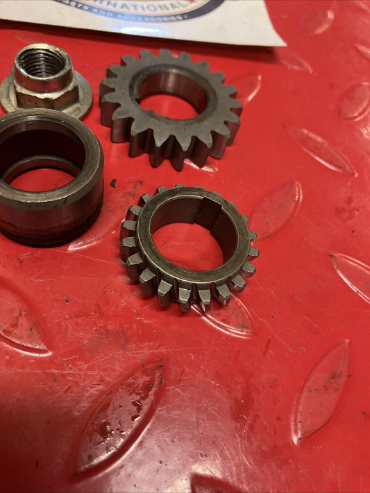 Yamaha YZ125 1983 Crankshaft primary drive gear collar nut water pump 1984 1985