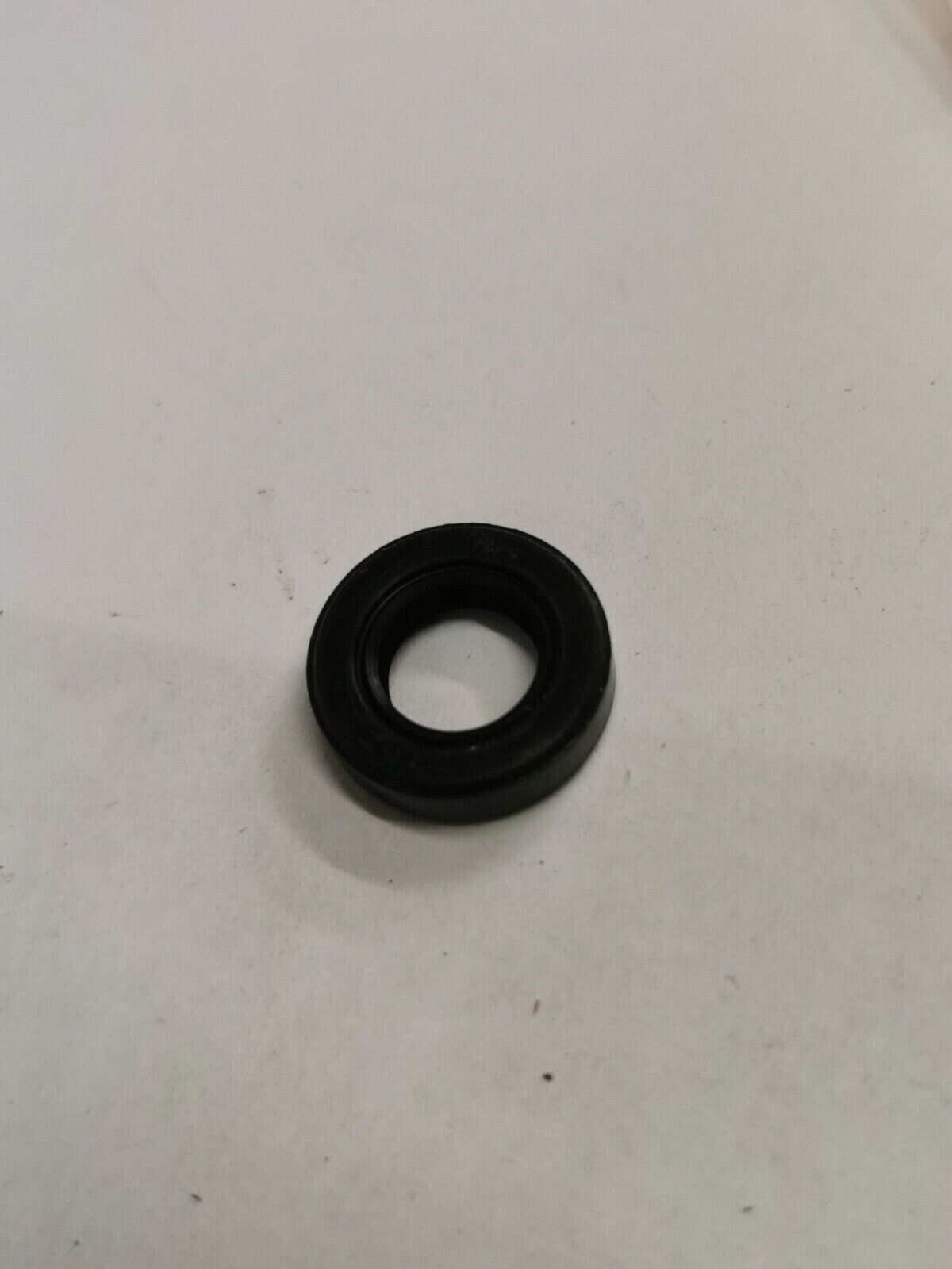 NOS SUZUKI GT550 OIL SEAL 09285-08003  S29