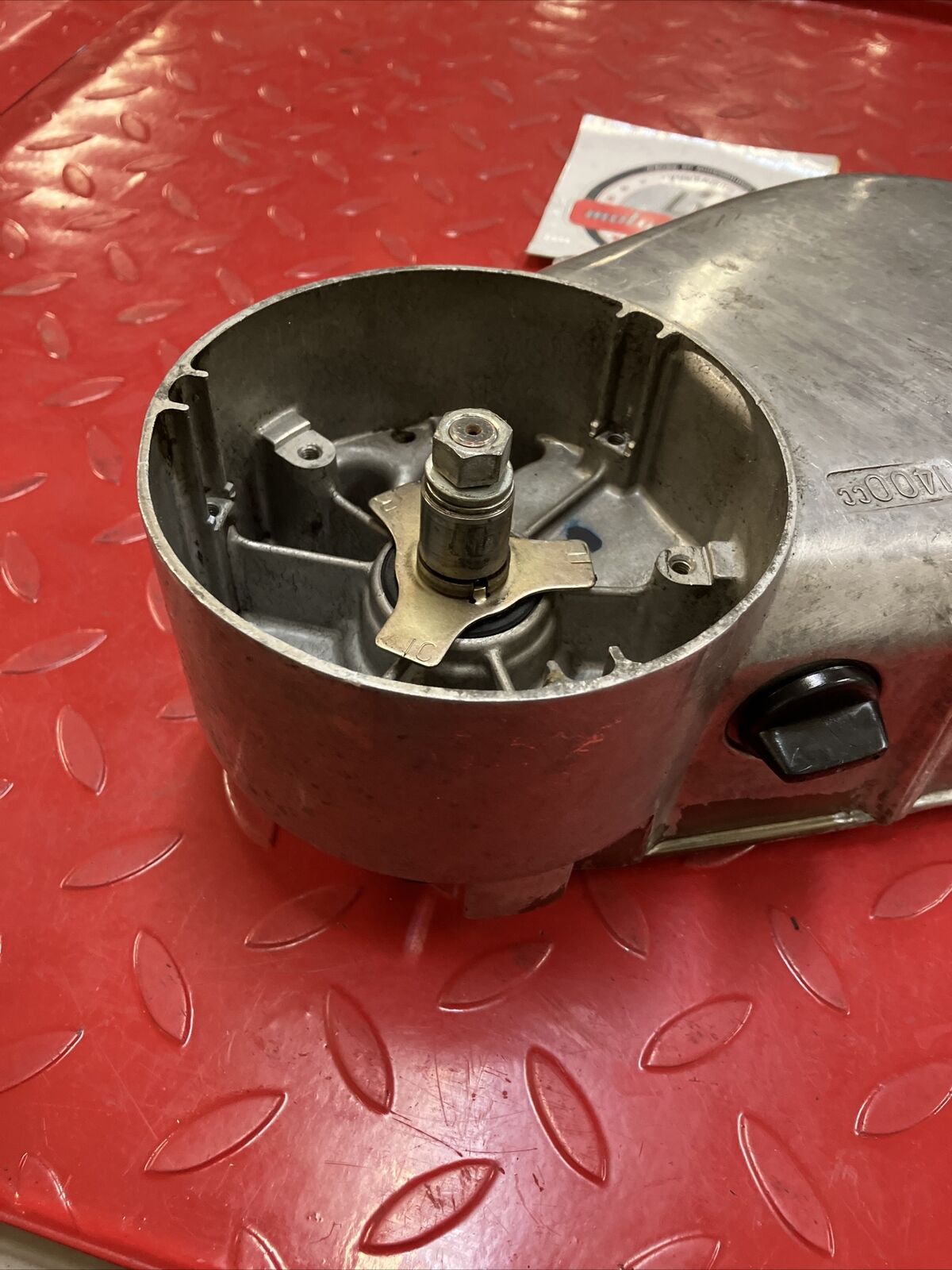 Suzuki GT380 right crankcase clutch cover U2