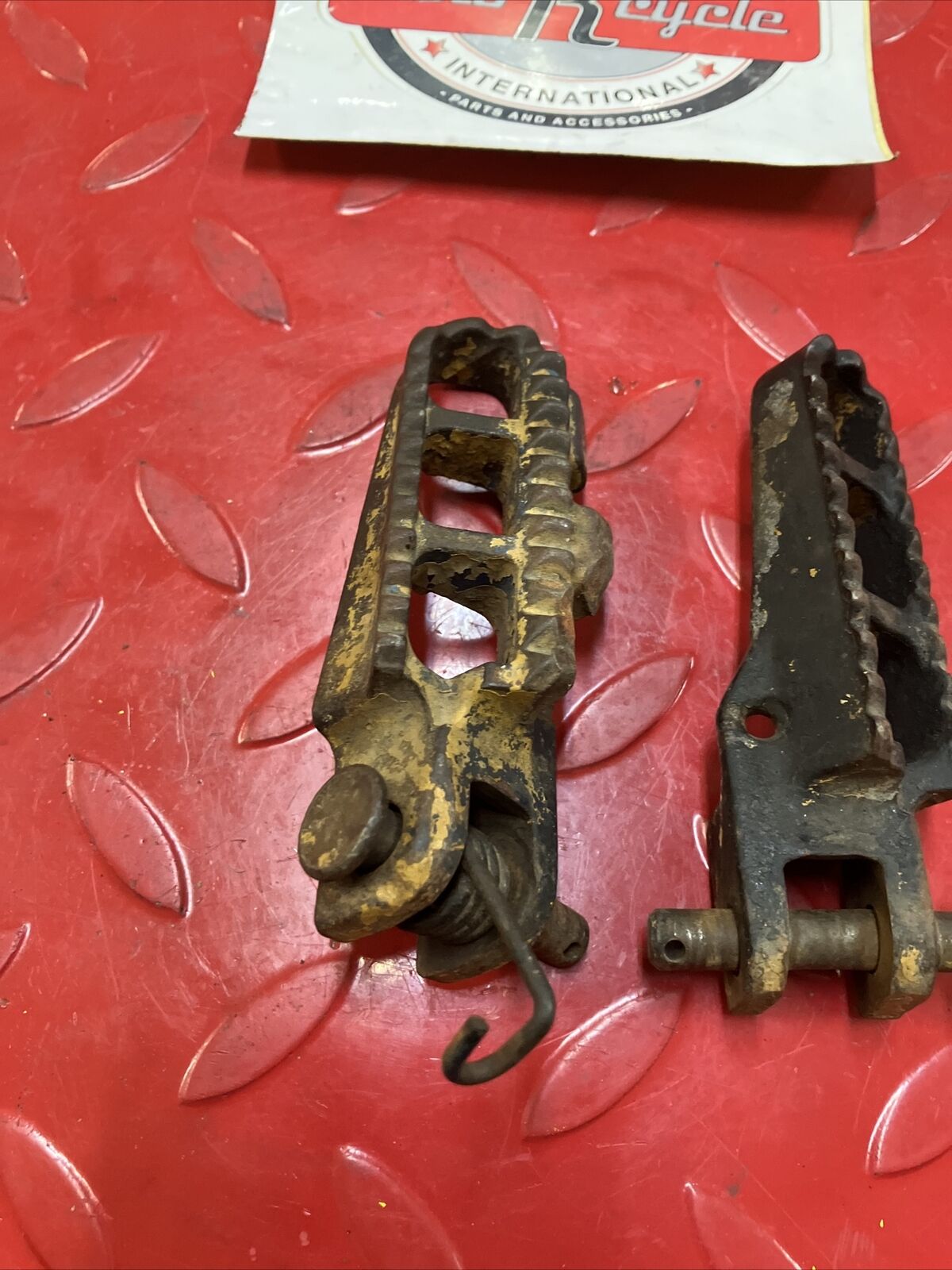 Suzuki RM125 1985 Footpeg footrest Foot peg rest step left right 1984