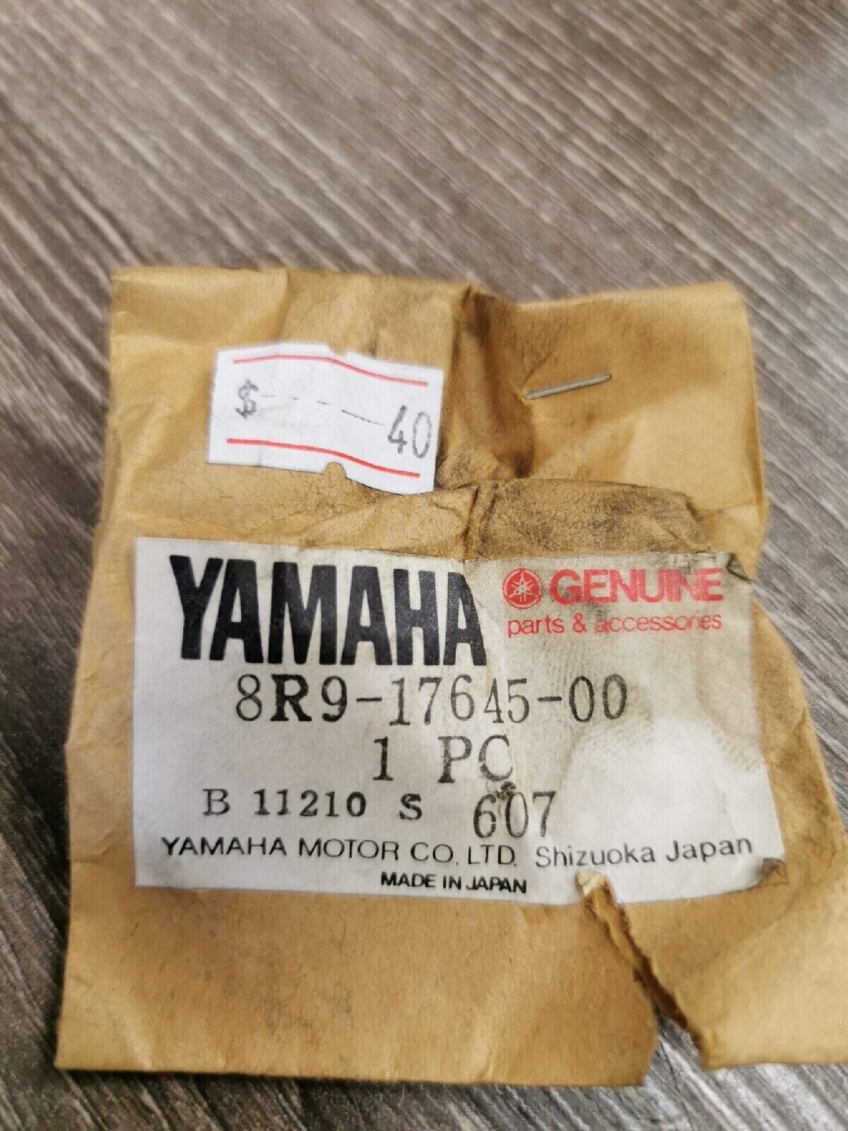 NOS YAMAHA COLLAR  8R9-17645-00 Y57