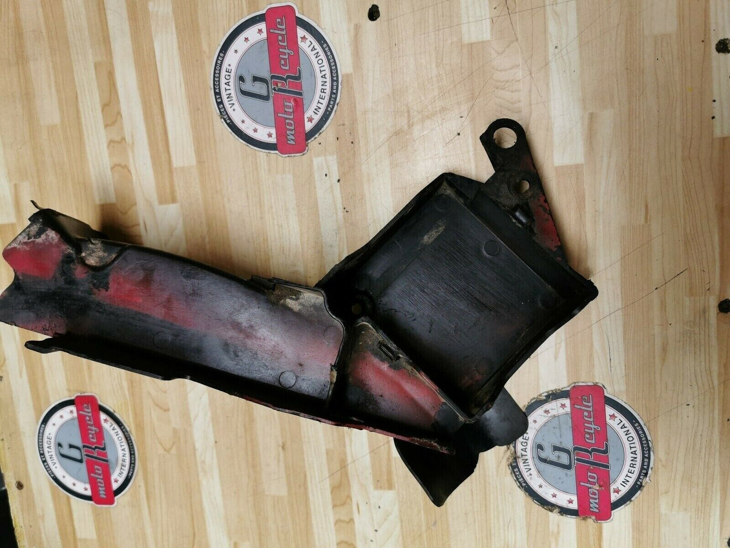 Yamaha DT200 1985 airbox air box filter cleaner battery holder support tray box