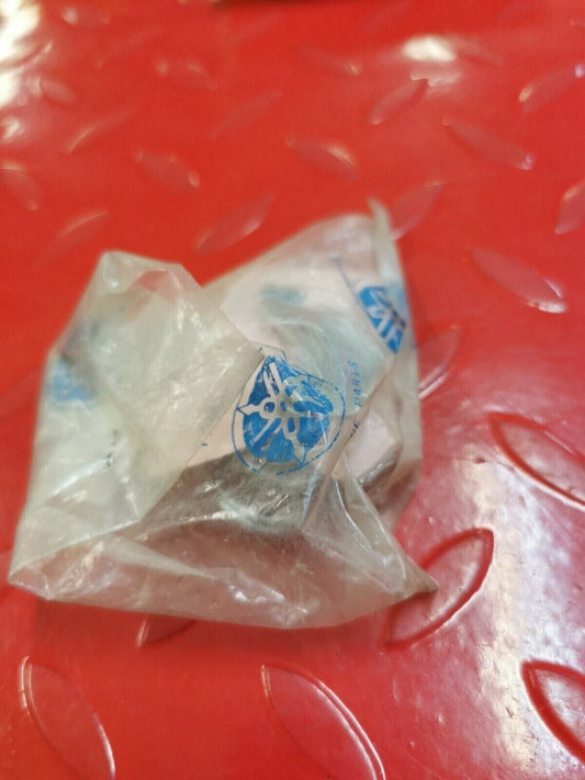 NOS Yamaha RD125 1975 - 1976 DAMPER LOCATING 1 466-21778-01-00 Y25