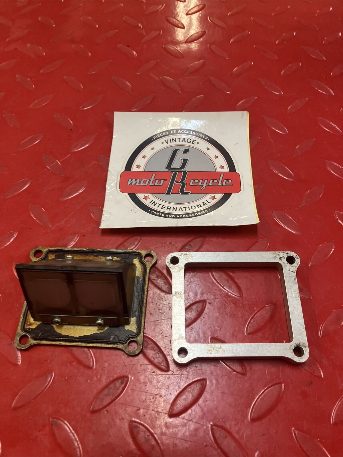 Suzuki RM125 1999 reed valve cage block WITH SPACER