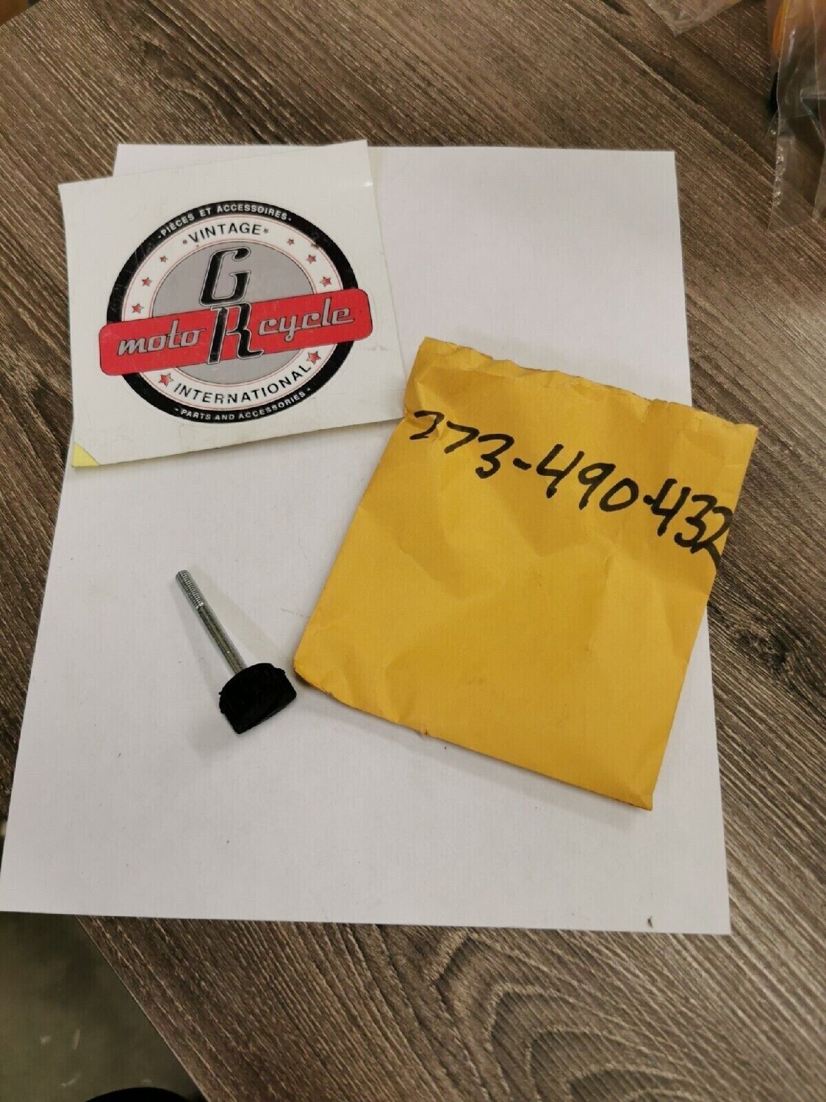NOS PUCH BOMBARDIER MAXI SIDE COVER SCREW KNOB 273-490-432 P3