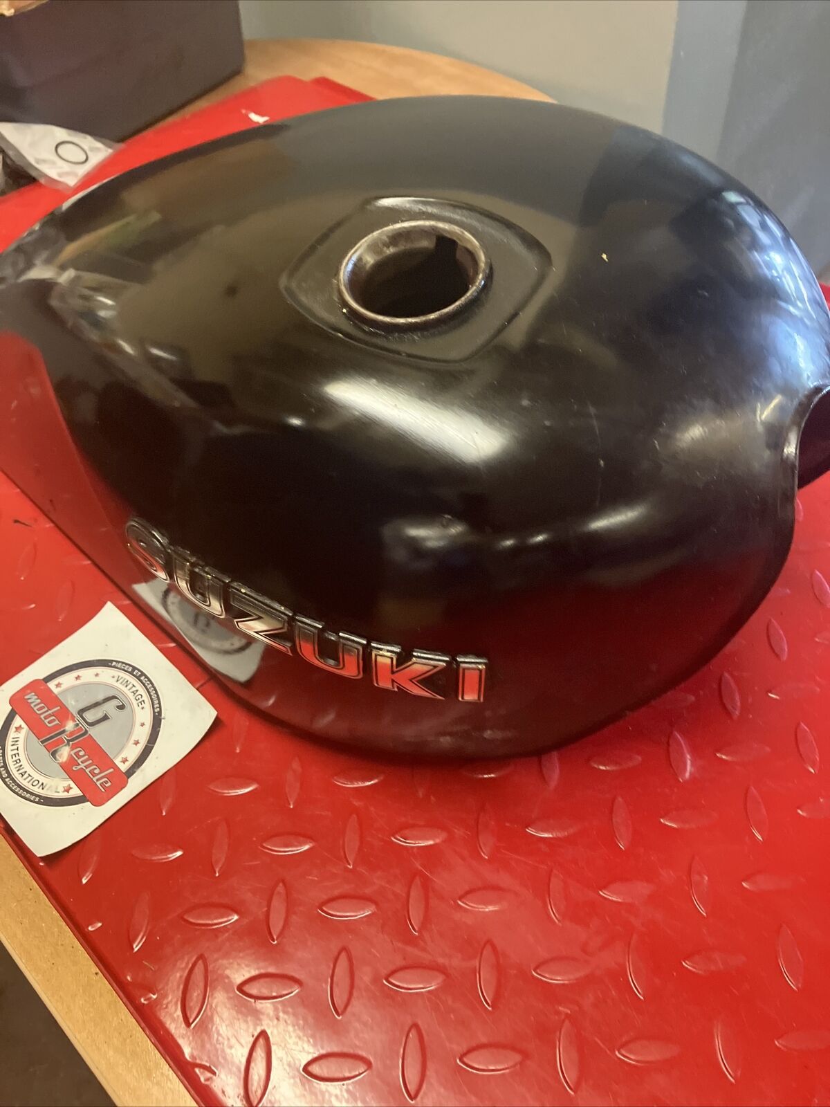 Suzuki GS750T 1982 Fuel tank gas petrol reservoir 2