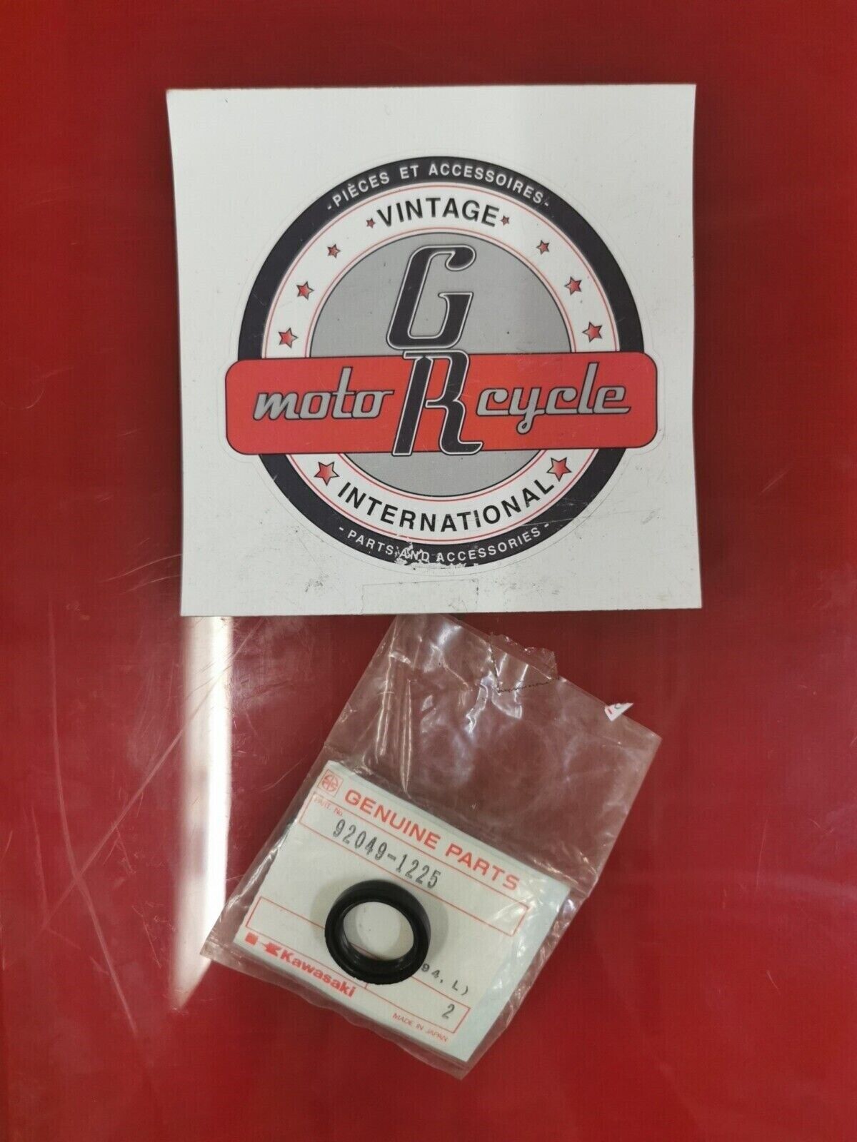 NOS KAWASAKI ZX600 OIL SEAL 92049-1225 K33