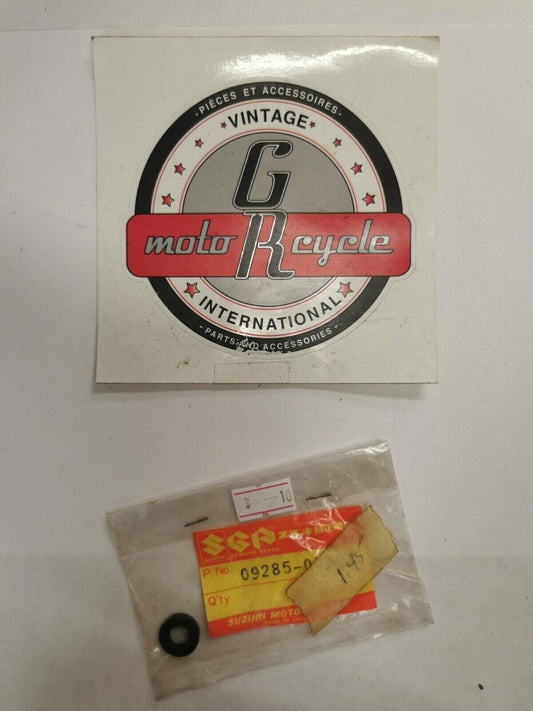 NOS SUZUKI GT550 OIL SEAL 09285-08003  S29