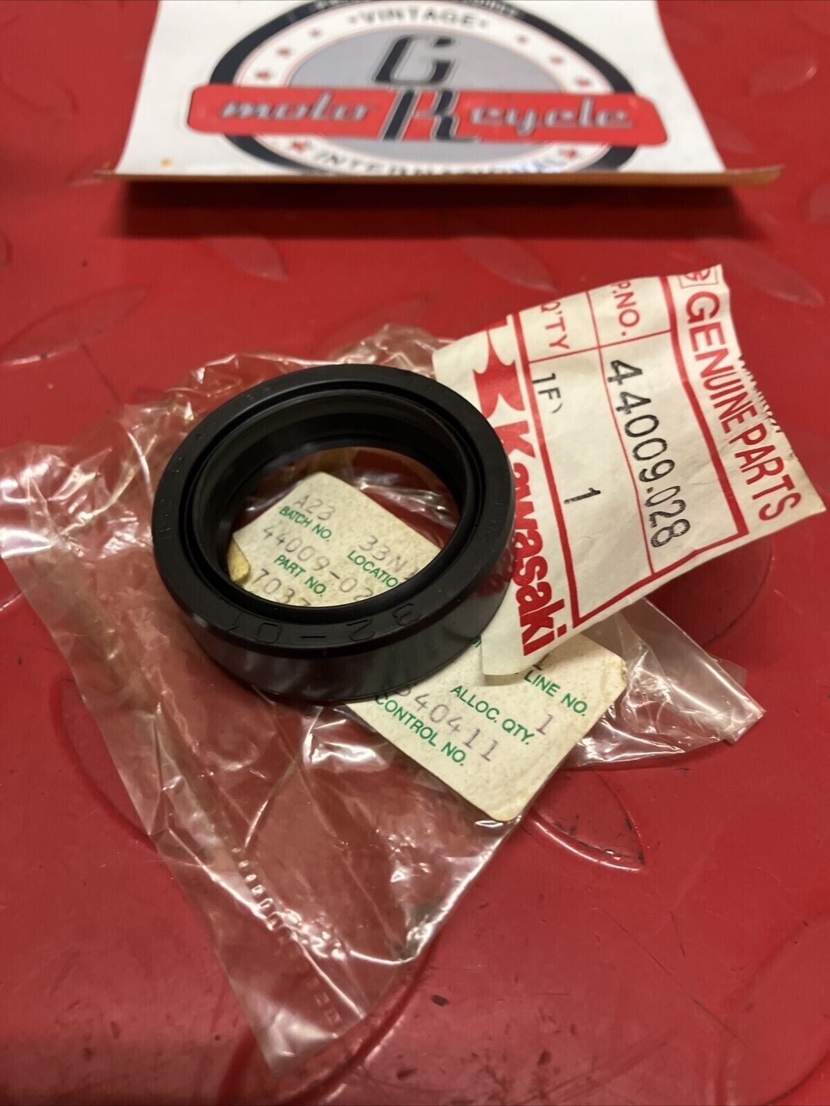 NOS KAWASAKI KZ200 KZ250 FRONT FORK OIL SEAL 44009-028 K19