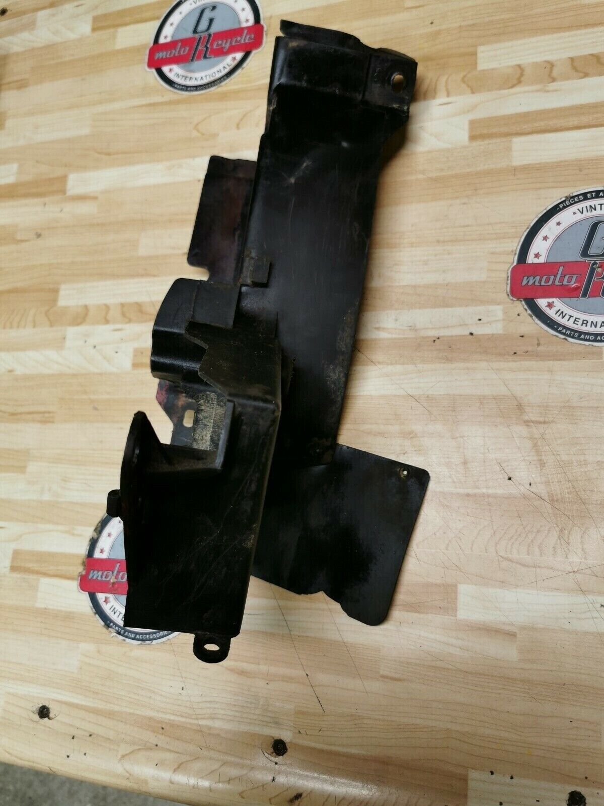 Yamaha DT200 1985 airbox air box filter cleaner battery holder support tray box