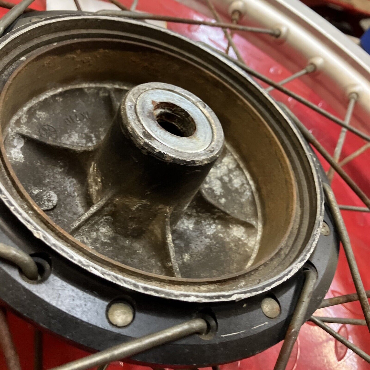 Yamaha YZ125 1978 front wheel hub rim 1K7-25111-10-98