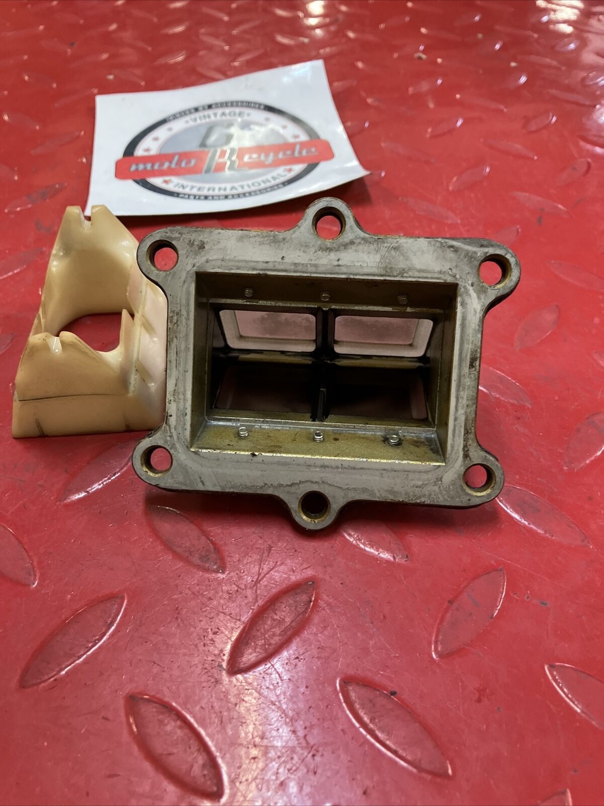 Honda CR250R 1988 Reed valve block cage 2