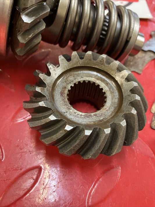 NOS Yamaha XV500 Virago 500 1983 1984 middle drive gear shaft 22U-Y1754-00-00