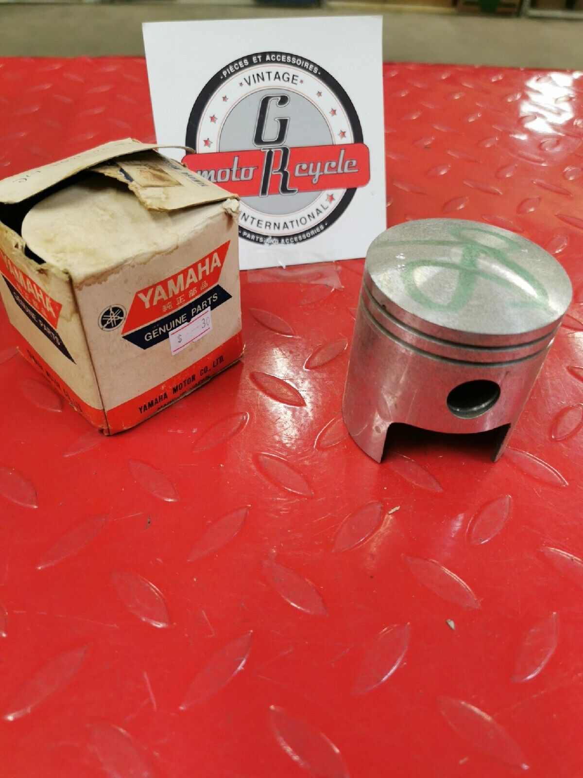 NOS YAMAHA DT1  1968-71  PISTON STD   214-11631-00-96 Y50