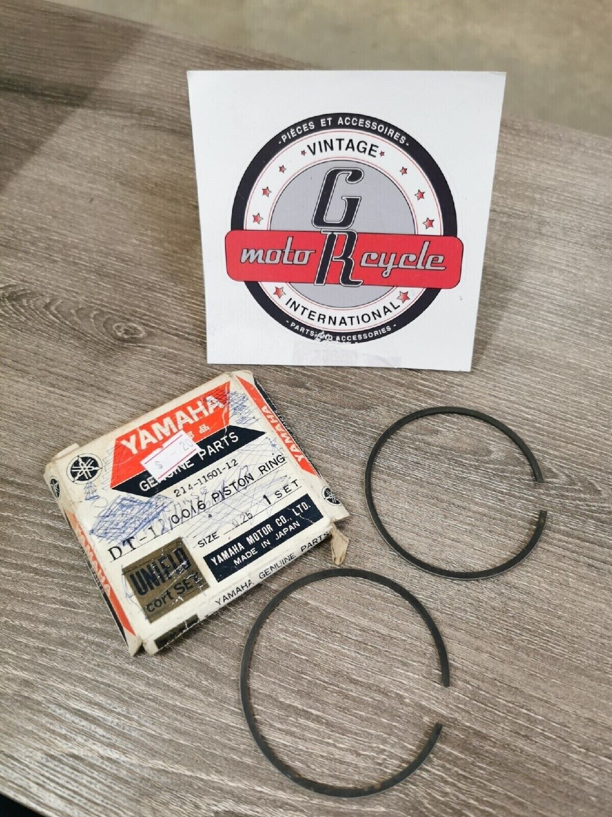 NOS YAMAHA DT1 1968 - 1970  PISTON RING SET 0.25  214-11601-12-00 Y51