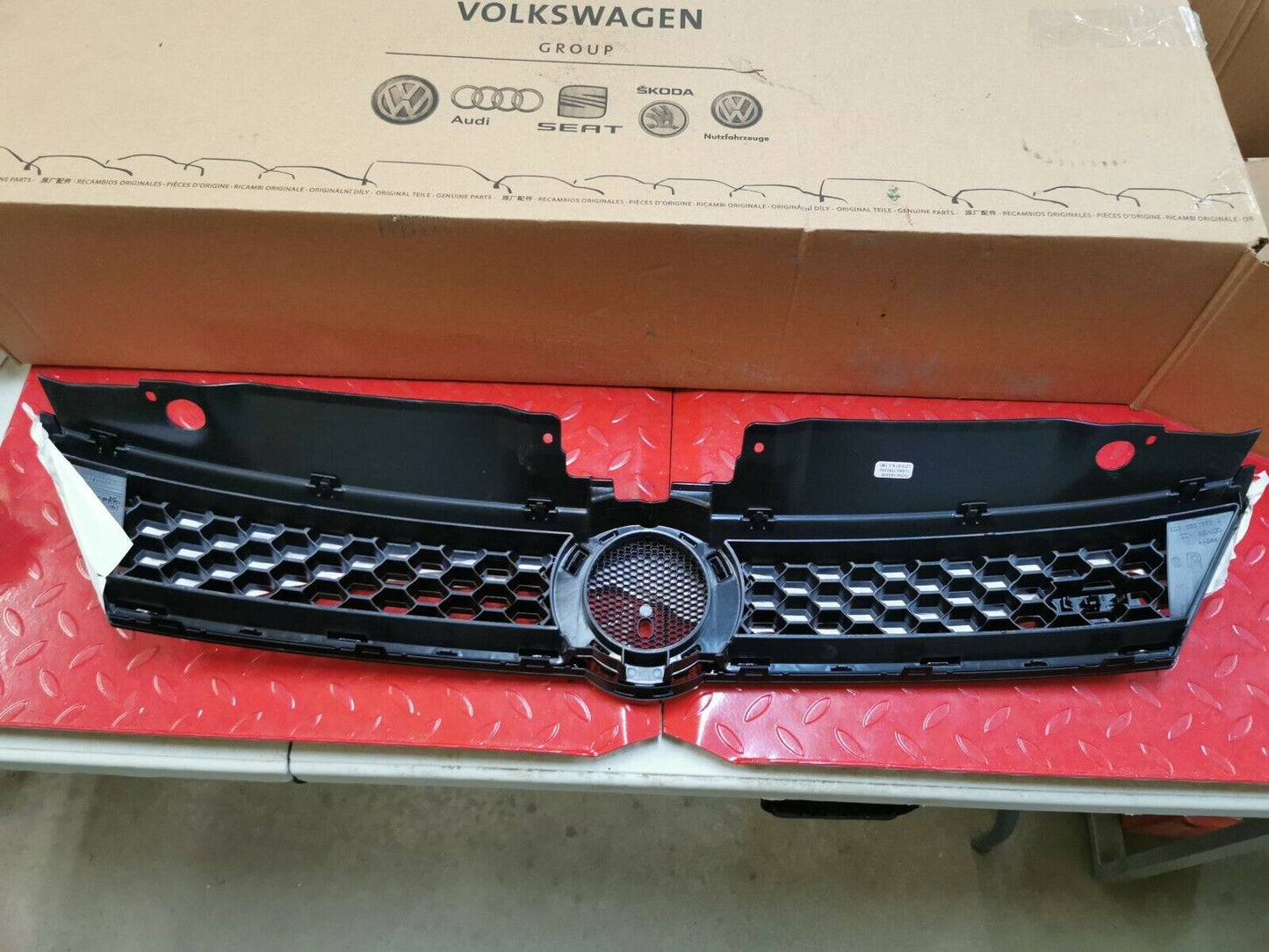 OEM Volkswagen Jetta GLI Front grille MK6 2011 - 2014 5c6 853 653 a 5c6853653a
