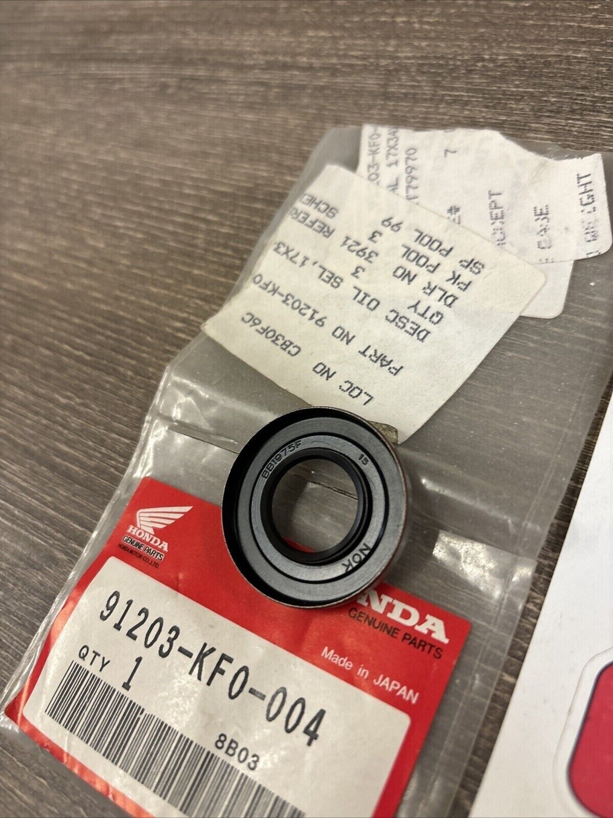 NOS Honda XL350R XR350R OIL SEAL 17X34X4.5 91203-KF0-004 H123