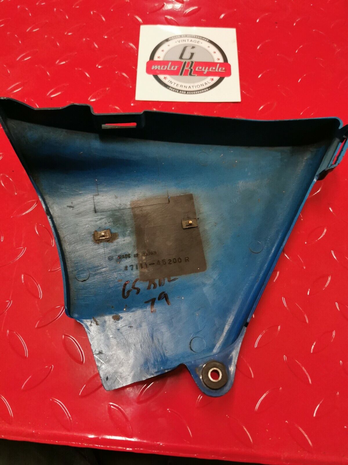 Suzuki GS750L 1979 right side cover panel fairing