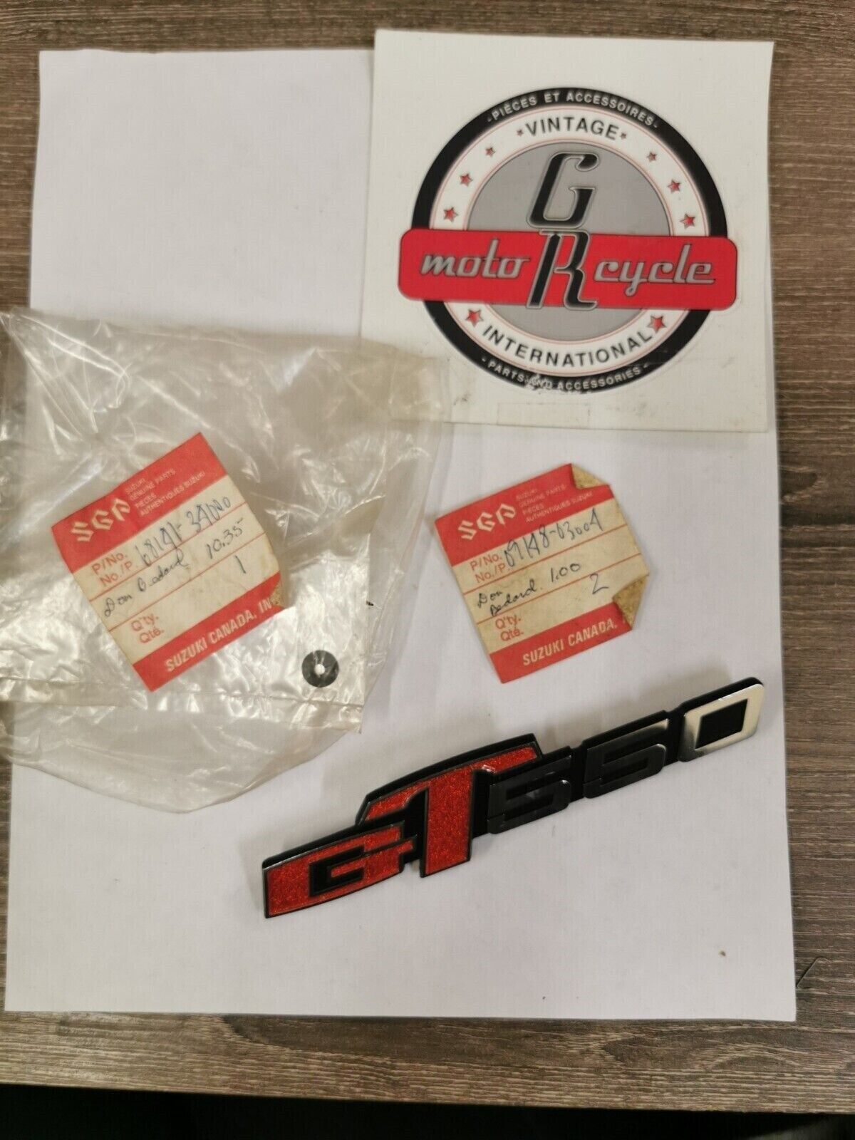 NOS SUZUKI GT550 1972 - 1977 FRAME COVER DECAL 68141-34000 NUT 09148-03004 S23