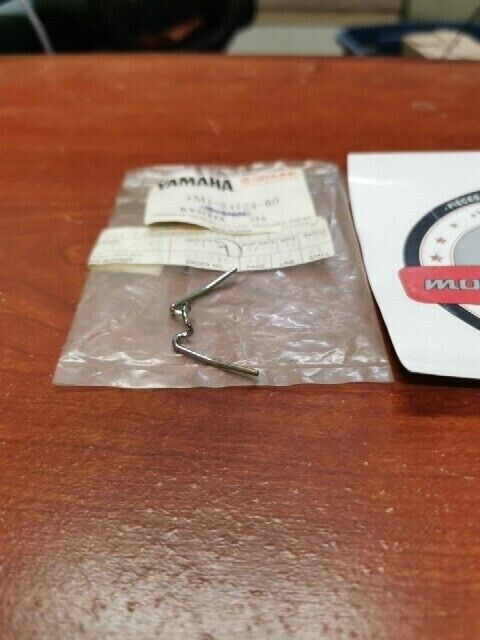 NOS Yamaha DT100 DT125 DT175 XV1000 SPRING REFLECTOR SET 1M1-84124-60-00 Y127