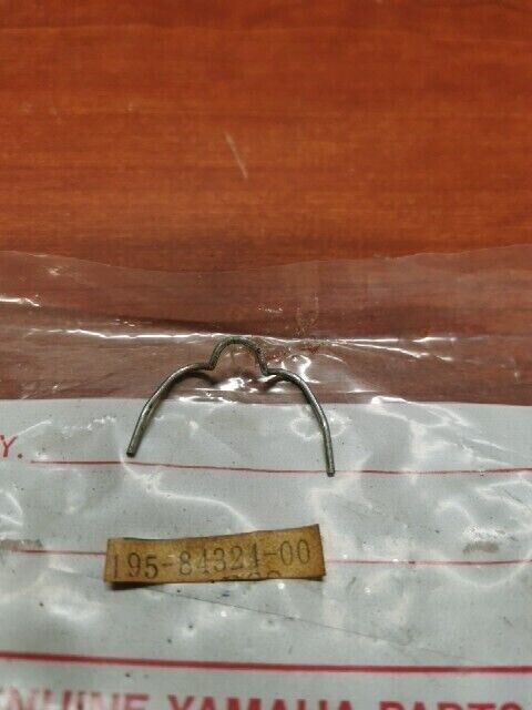 NEW NOS Yamaha FS1 FS50 TT500 TY250 TY50 REFLECTOR SPRING 195-84324-00-00 Y131