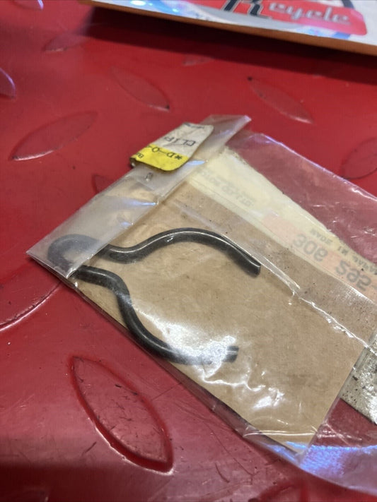 NEW NOS YAMAHA CIRCLIP 90468-29114-00 Y61