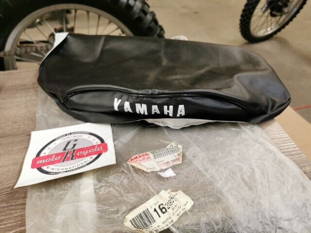 NOS YAMAHA DT125E 1978 COVER SEAT 2A6-24771-00-00 Y104