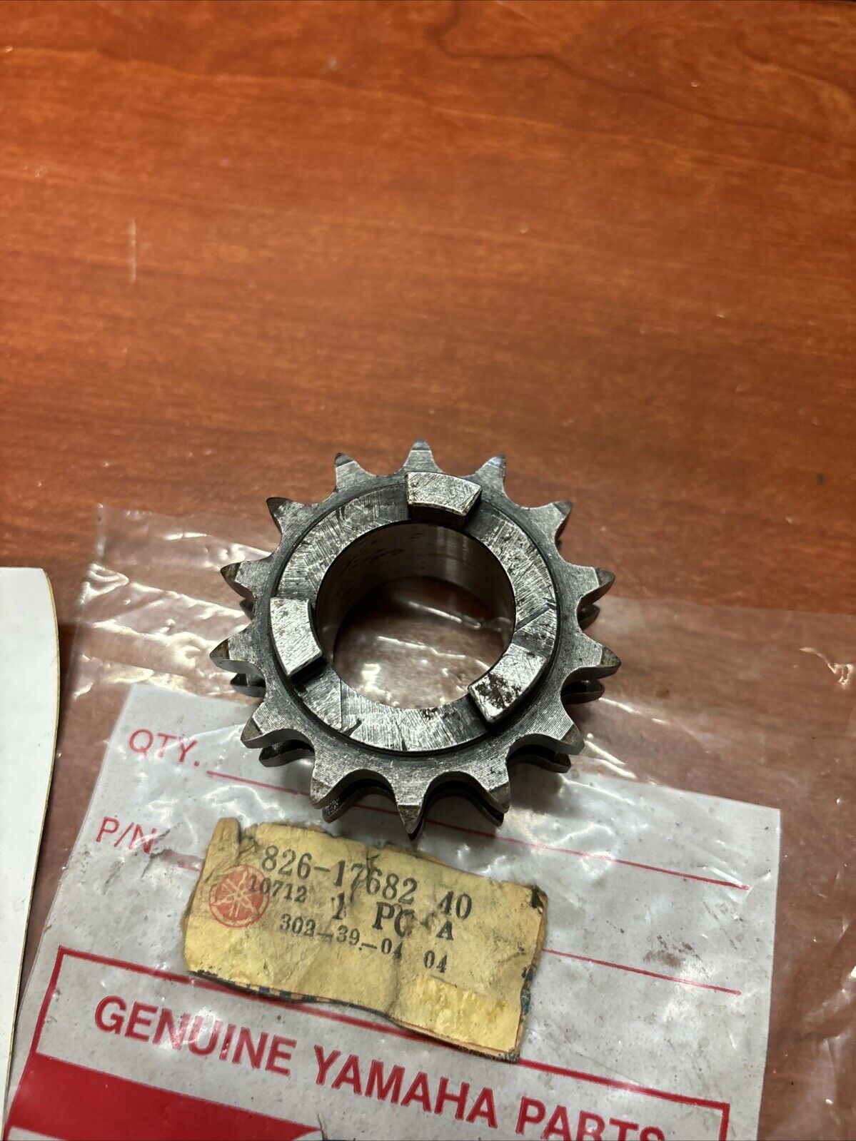NOS Yamaha EW433 EW643 SW433 CHAIN DRIVE SPROCKET 14T 826-17682-40-00 Y177