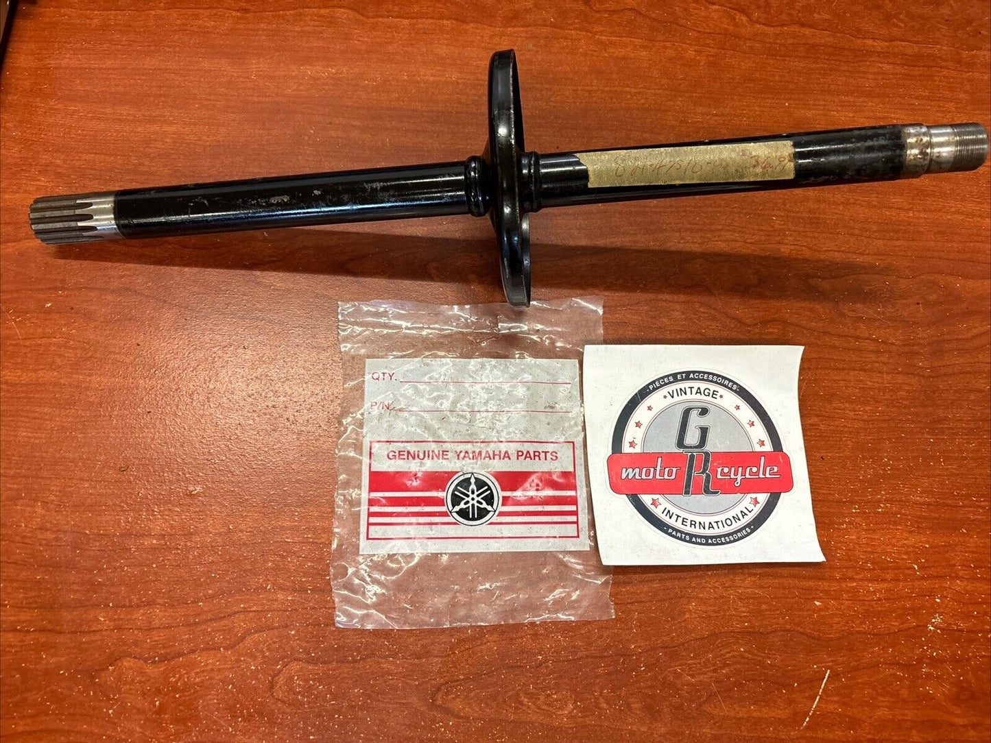 NOS Yamaha EL433 GP246 GP292 GP338 GP433 GS300 FRONT AXLE 821-47510-00-00 Y183