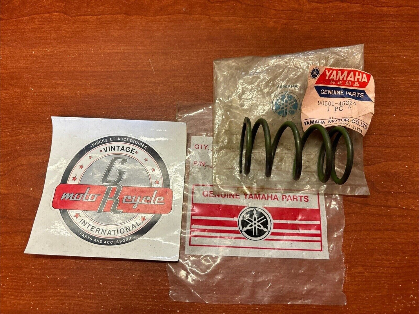 NOS Yamaha 1974 GP246 COMPRESSION SPRING 90501-45224-00 Y178