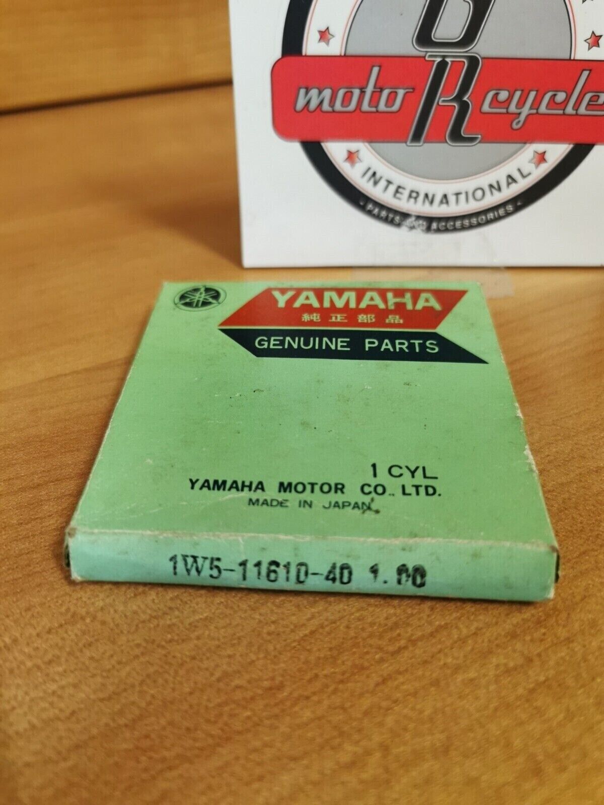 NOS YAMAHA IT250 PISTON RINGS SET 1•0 1W5-11610-40-00 Y48