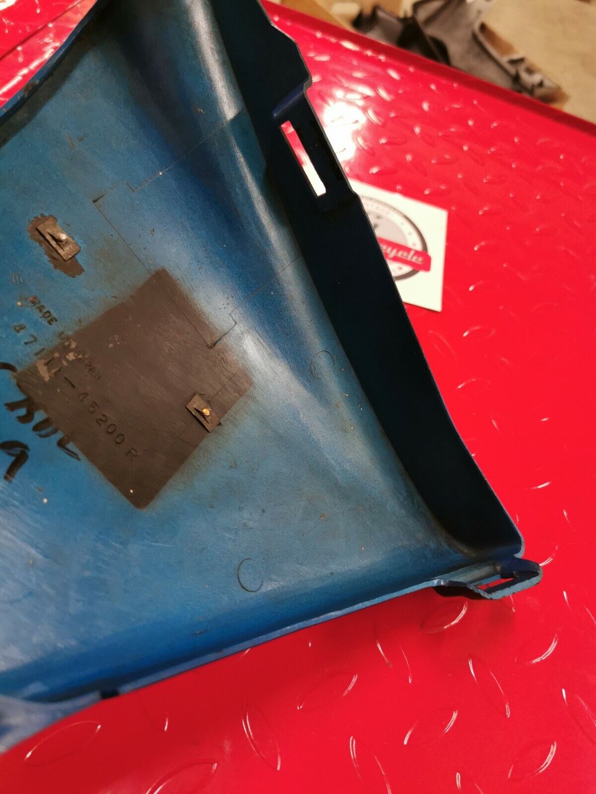 Suzuki GS750L 1979 right side cover panel fairing