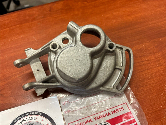 NOS Yamaha SECONDARY SHAFT HOUSING 843-47561-00-00 SUB 8A4-47561-00-00 Y184