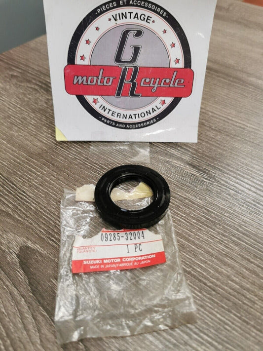 NOS SUZUKI GSXR1000 VZ1500 GSX1300R  OIL SEAL 09285-32004  S11