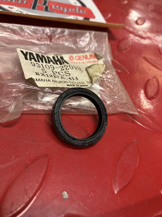 NOS YAMAHA OIL SEAL 93109-22019-00 Y66