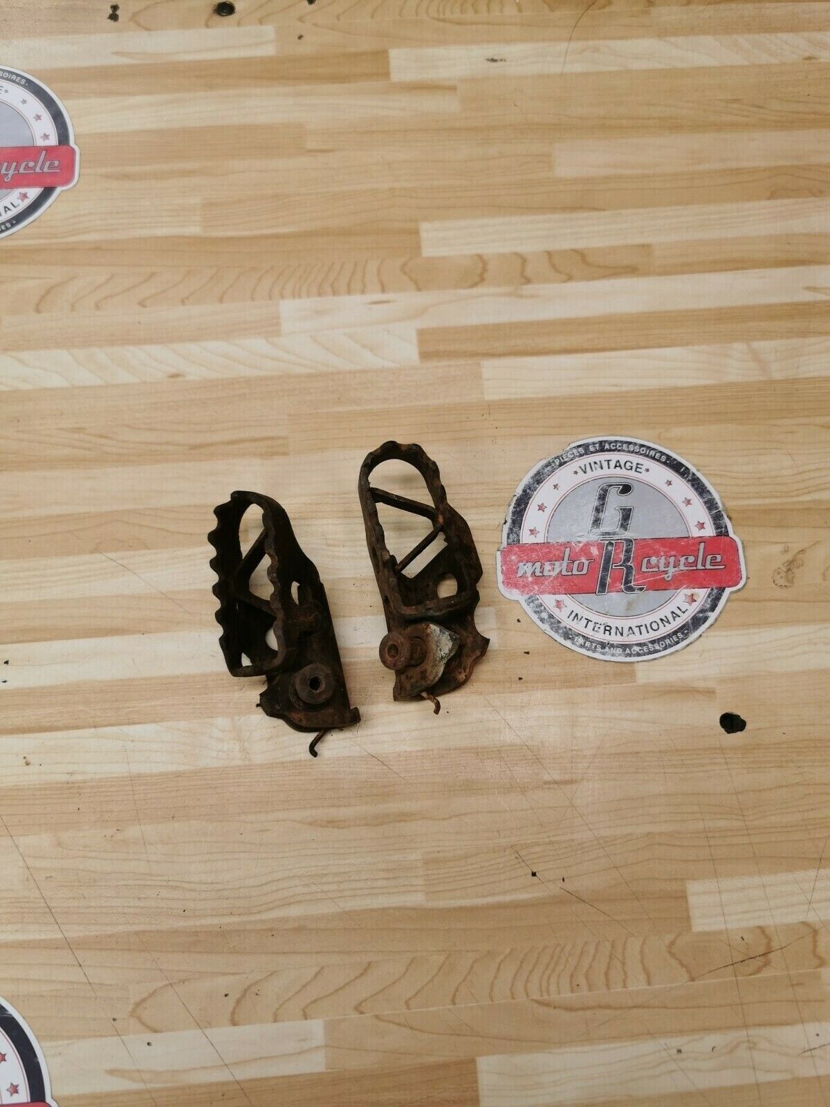 Yamaha YZ125 1987 footpeg footrest foot peg rest step left right 23X-27411-03-00