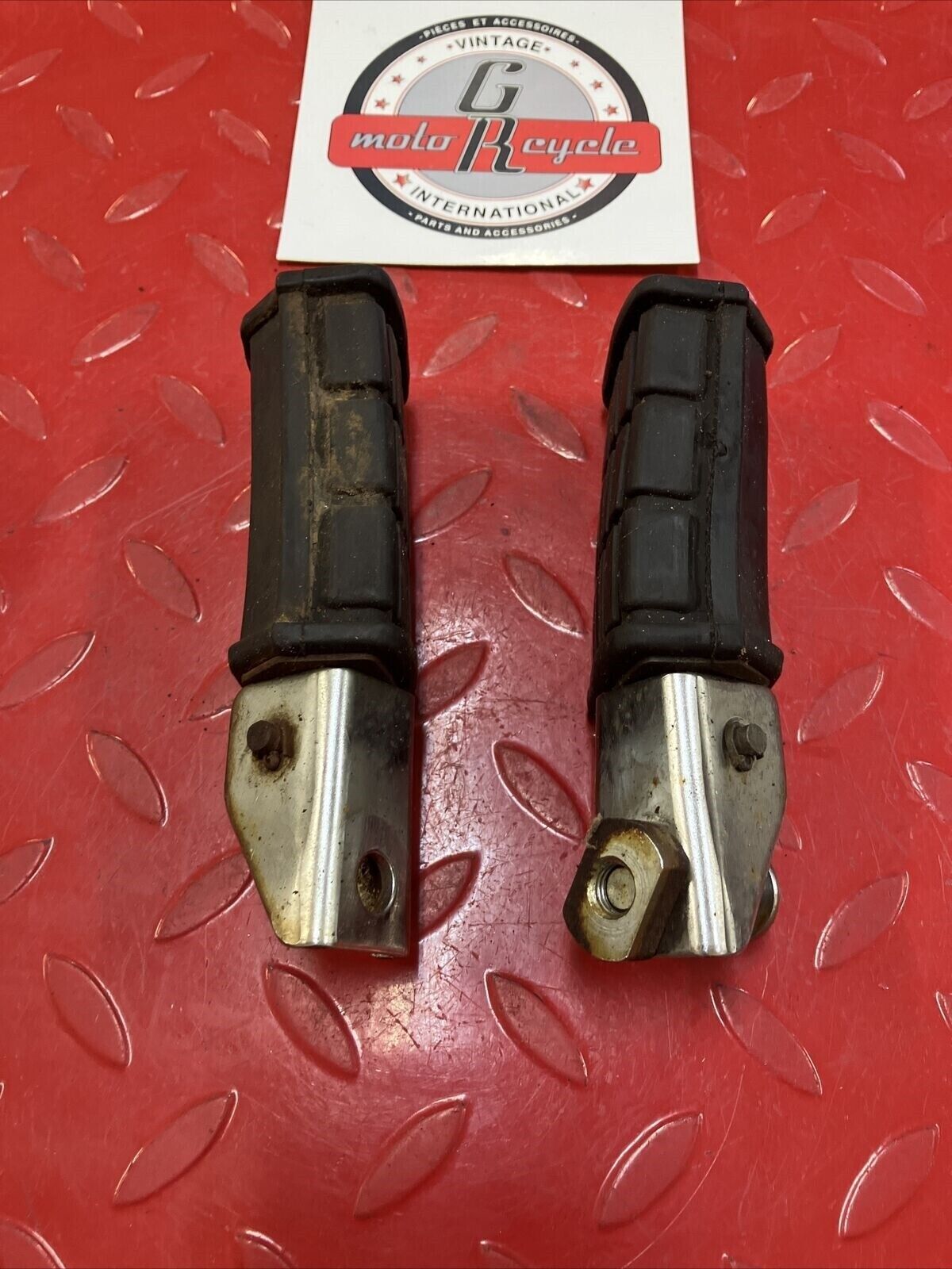 Yamaha XV500 Virago 500 rear back footrest footpeg foot peg rest 10M-27430-00-00