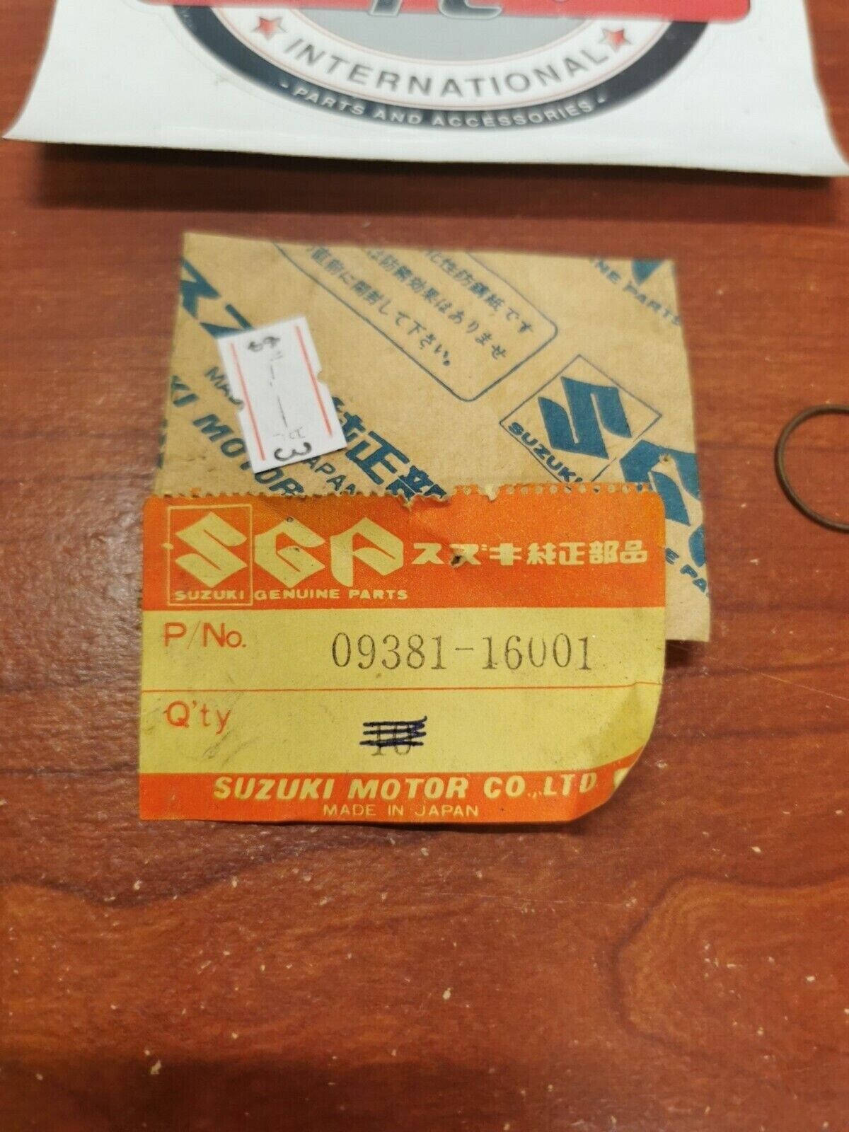 NOS Suzuki PISTON PIN CIRCLIP 09381-16001 S19