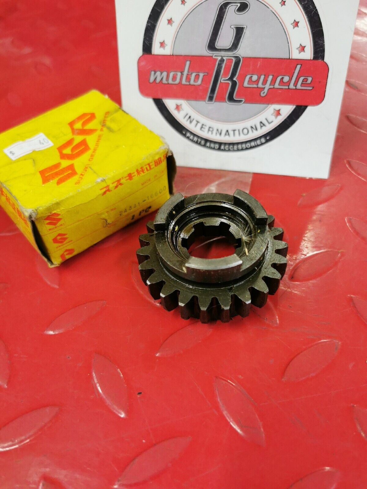 NOS SUZUKI TS400 TM400 1971 - 1976  GEAR 4TH DRIVEN  24341-16500 S12